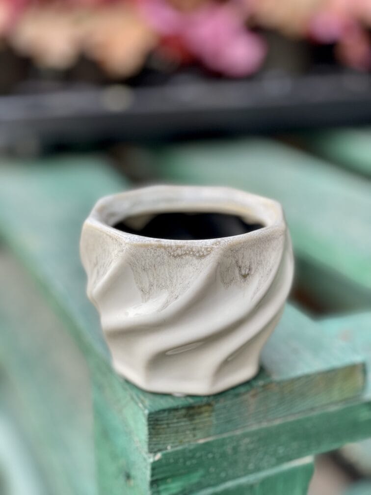Zdjęcie doniczki lub oslonki: Osłonka Twist White 6 × 6 cm, ujęcie 1