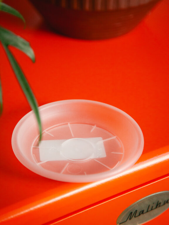 Zdjęcie doniczki lub oslonki: Podstawka pod doniczkę plastikowa mleczna 12cm, ujęcie 1